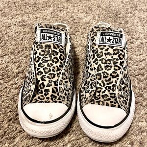 Little girls Cheetah converse !